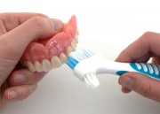 Уход за съемными зубными протезами