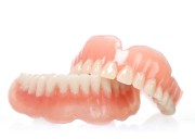 Почему болтаются съемные зубные протезы