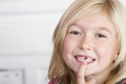 Раннее удаление молочных зубов