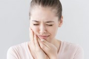 Почему зубная боль возникает ночью, а исчезает днем?